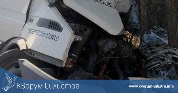 Ивеко се заби в дърво, двама в болница