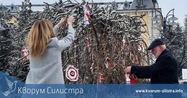 Кметът на Силистра закичи мартеница на дърво в центъра на областния град