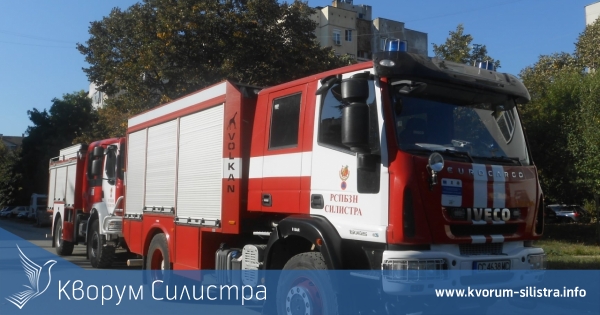 Силистренски пожарникари спасиха къща в Калипетрово от пълно изпепеляване