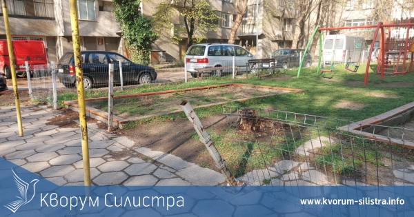 Малолетни вилняха на детска площадка в Силистра