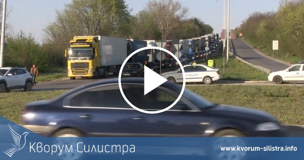 Протестиращи затвориха за 30 минути кръговото кръстовище към Дунав мост на пътя Силистра-Русе.