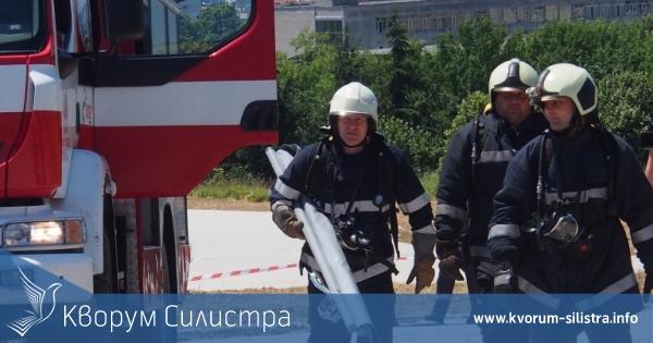 На блокирала ключалка, паднало дърво и изгорял фургон се отзоваха силистренските пожарникари