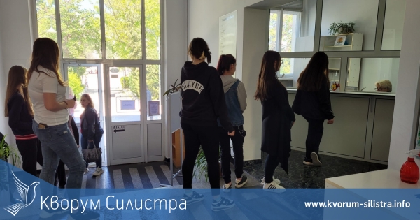 Силистренски деца чакаха на опашка за да си направят едногодишен безплатен абонамент за библиотеката