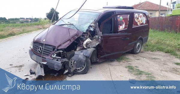 Бус се блъсна в електрически стълб и остави дуловско село без ток