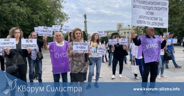 Силистренци на протест пред областната администрация в Русе