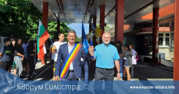 Кметът на Силистра предаде факела на мира на колегата си от румънския Остров