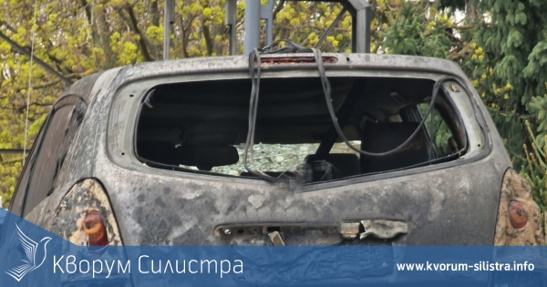 Лек автомобил изгоря след късо съединение, подпали 4 кайсиеви дръвчета