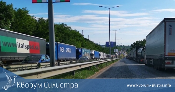 Дълги опашки от тирове затрудняват движението по пътя Силистра-Русе