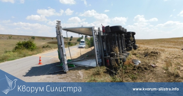 Силистренски тир със зърно се преобърна между две исперихски села
