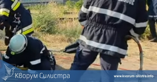 Дуловските пожарникари изправиха обърнат автомобил