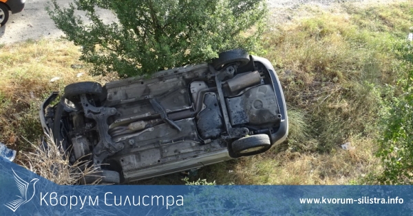 Ученици се удариха в дърво и се преобърнаха