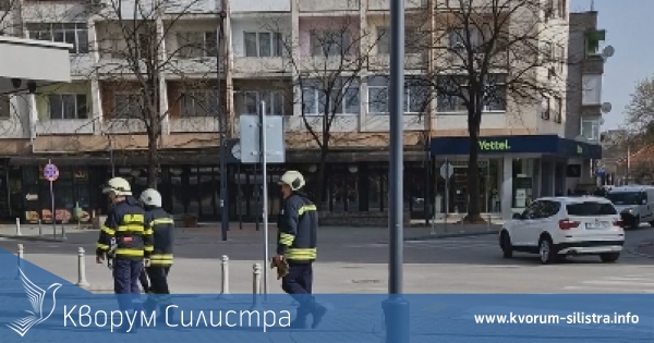 Пожарникари спасиха две жени, заседнали в асансьор