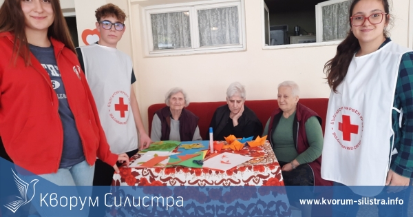 Доброволци на младежкия Червен кръст в Силистра посетиха Дом за стари хора