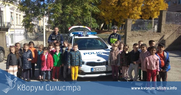 Полицаи от РУ-Тутракан представиха професията си пред ученици от местно училище