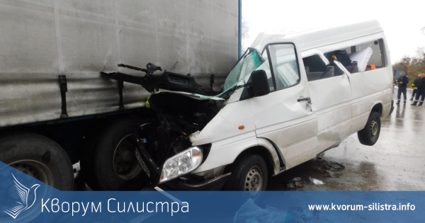 Шофьор от дуловско село се заби в ТИР с бус с платформа