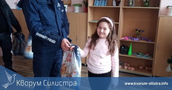Полицаи зарадваха с подаръци деца от село Добротица