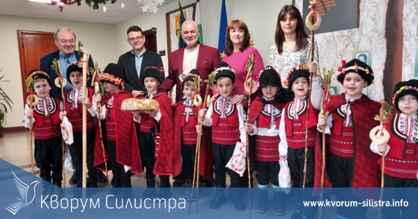 Деца от три детски градини коледуваха в сградата на Община Силистра