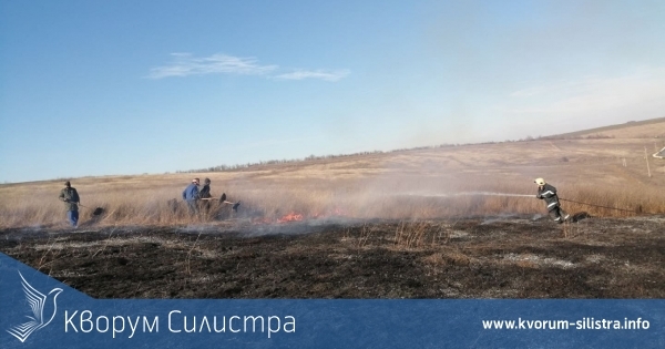 Горяха сухи треви до силистренско село