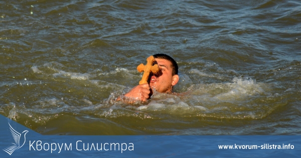 Шестима скочиха, за да извадят кръста от водите на Дунав край Тутракан