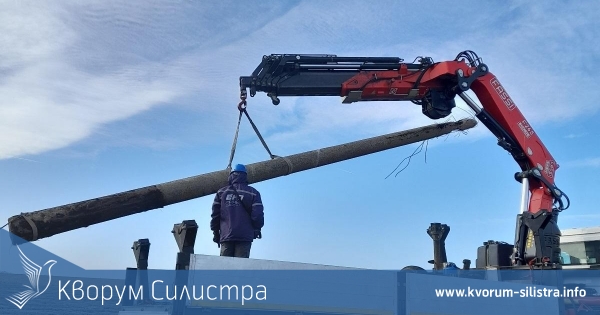 Екипи на ЕРП Север подмениха по спешност счупен стълб вследствие на ураганния вятър