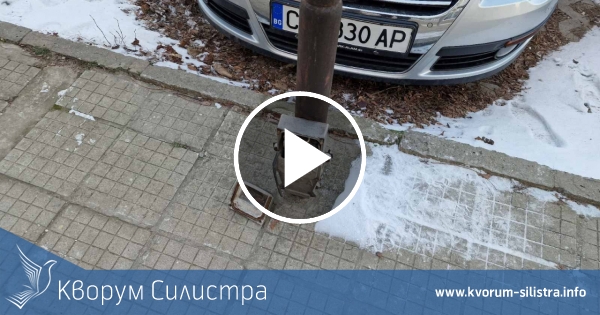 Опасна кутия за улично осветление притеснява хората в центъра на Силистра