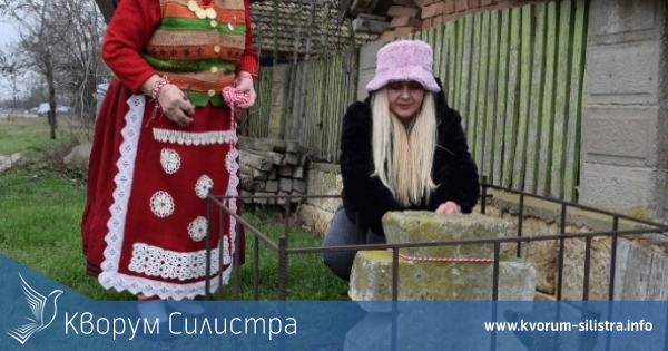 Закичиха с мартеници каменните кръстове пазещи Алфатар