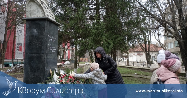 Главиница отбеляза Освобождението на България пред бюст-паметника на Васил Левски