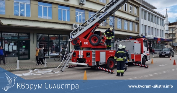 Пожарникари премахнаха опасно надвиснала ламарина в Силистра