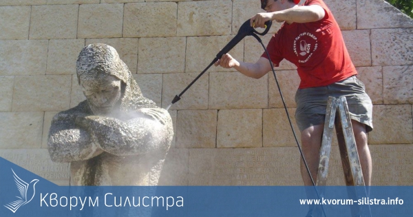 Социалисти пестят пари на общината в Силистра, с водоструйка чистят паметника "Тъжната майка"