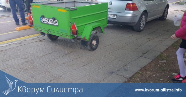 Дядо шашна силистренските полицаи с Голф и ремарке на тротоар