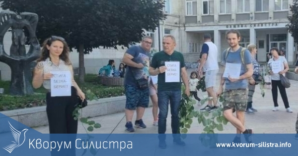 Депутат от "Продължаваме промяната" протестира в Силистра срещу кмет на ГЕРБ