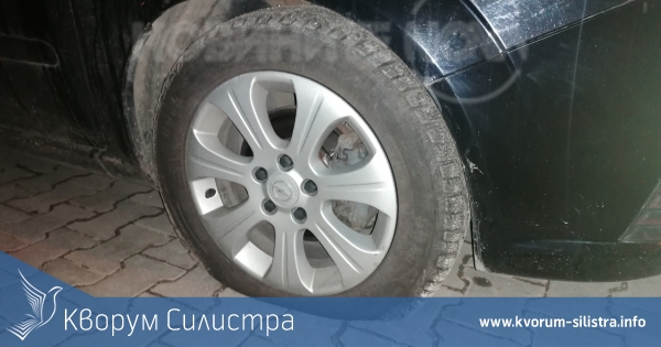 Две паркирани коли със спукани гуми в Силистра