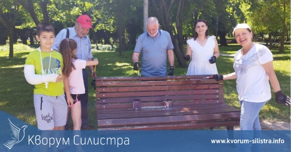 Общинари в Силистра дадоха пример как се боядисват пейки в Дунавския парк