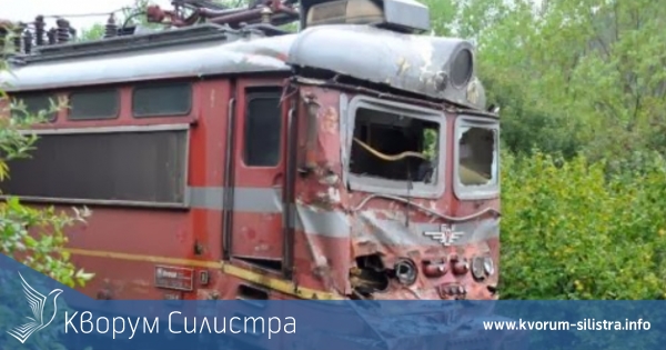 Влак помете трактор на прелез