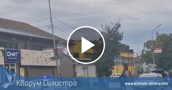 Лек автомобил удари пресичащ пешеходна пътека