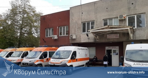 Младо момиче е със счупена ключица, след като автомобил се удари в дърво и преобърна