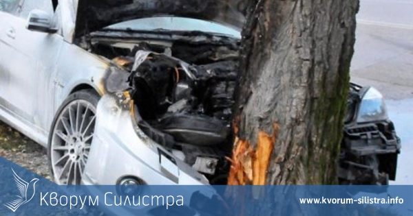Пожарникари рязаха ламарини на Мерцедес, за да спасят ранени младежи