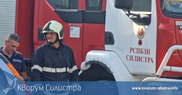 Пожарникари и доброволци гасиха заедно къща в Алфатар