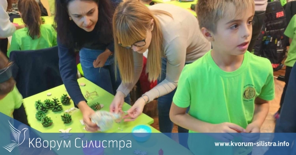 Родители и ученици от ОУ "Отец Паисий" изработиха коледни играчки