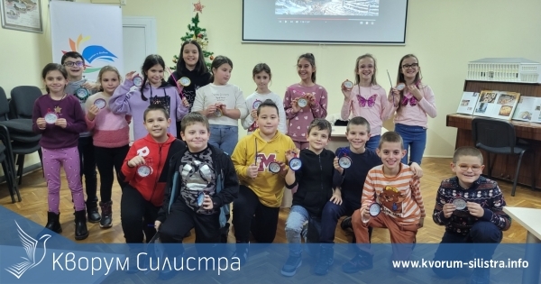 Деца от Силистра украсиха коледните си елхи с снимки от библиотеката