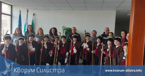 Коледарчета от ОУ "Отец Паисий" занесли здраве и берекет във "Фазерлес" АД