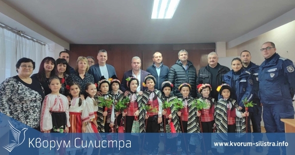 Малки коледарчета гостуваха в полицията