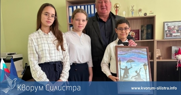 Малки силистренски художници подариха картини на ръководството на Община Силистра