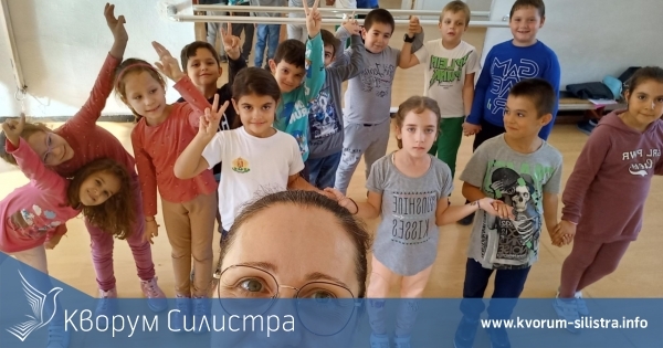 Ученици от първи и втори клас посещават групите по народни танци в силистренско училище