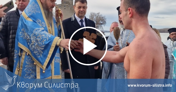 Студент извади Богоявленския кръст в Силистра