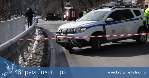 Трима младежи от Силистра пострадаха, след като колата им се блъсна в бус