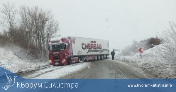 Пътищата в област Силистра са проходими при зимни условия, два тира закъсаха