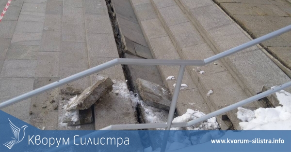 Част от входа на общинската администрация в Дулово е затворен след пропаднало стълбище