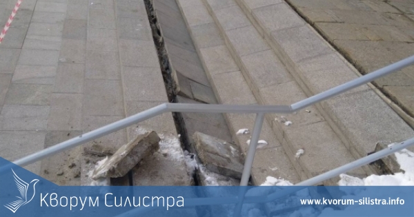 Ходжа и свещеник на разрушено стълбище