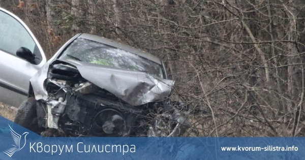 Младеж е спасен от пожарникари, след като го измъкнаха от преобърнат автомобил